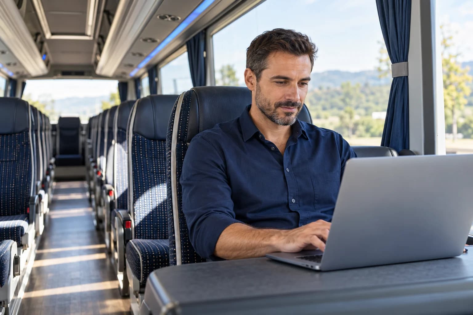 Persona estudiando con un portátil en el interior de un autocar